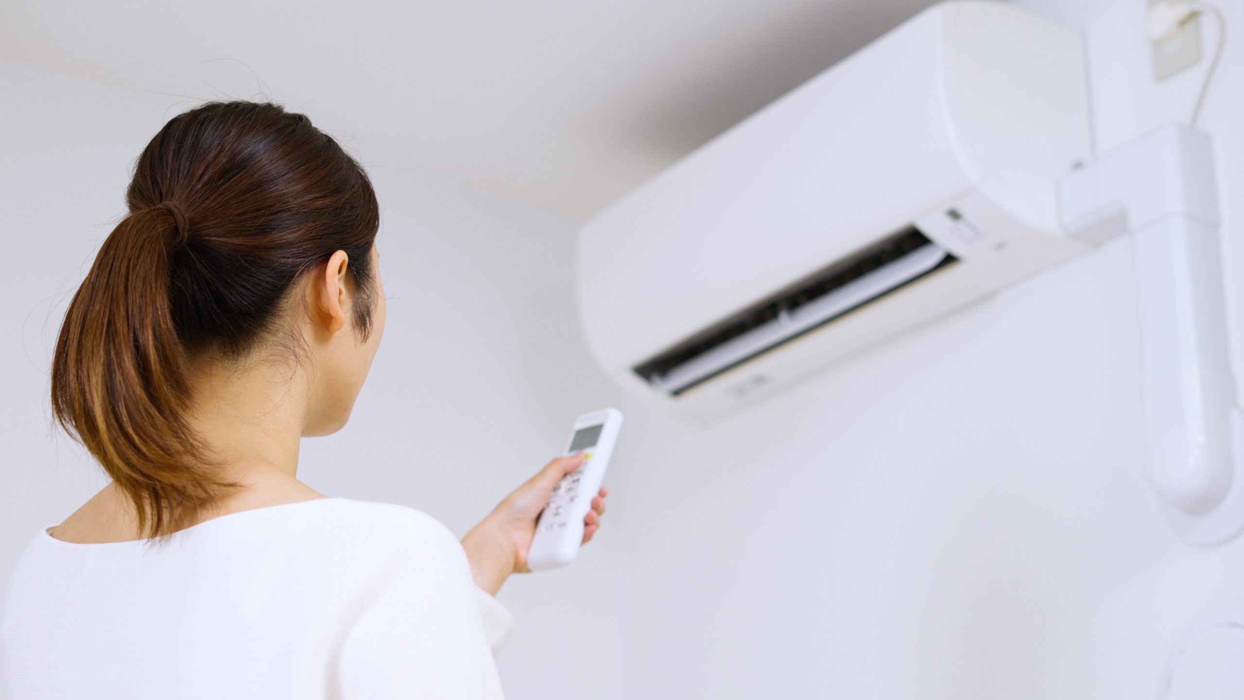 Modernes Klimasplit-Gerät im Wohnraum