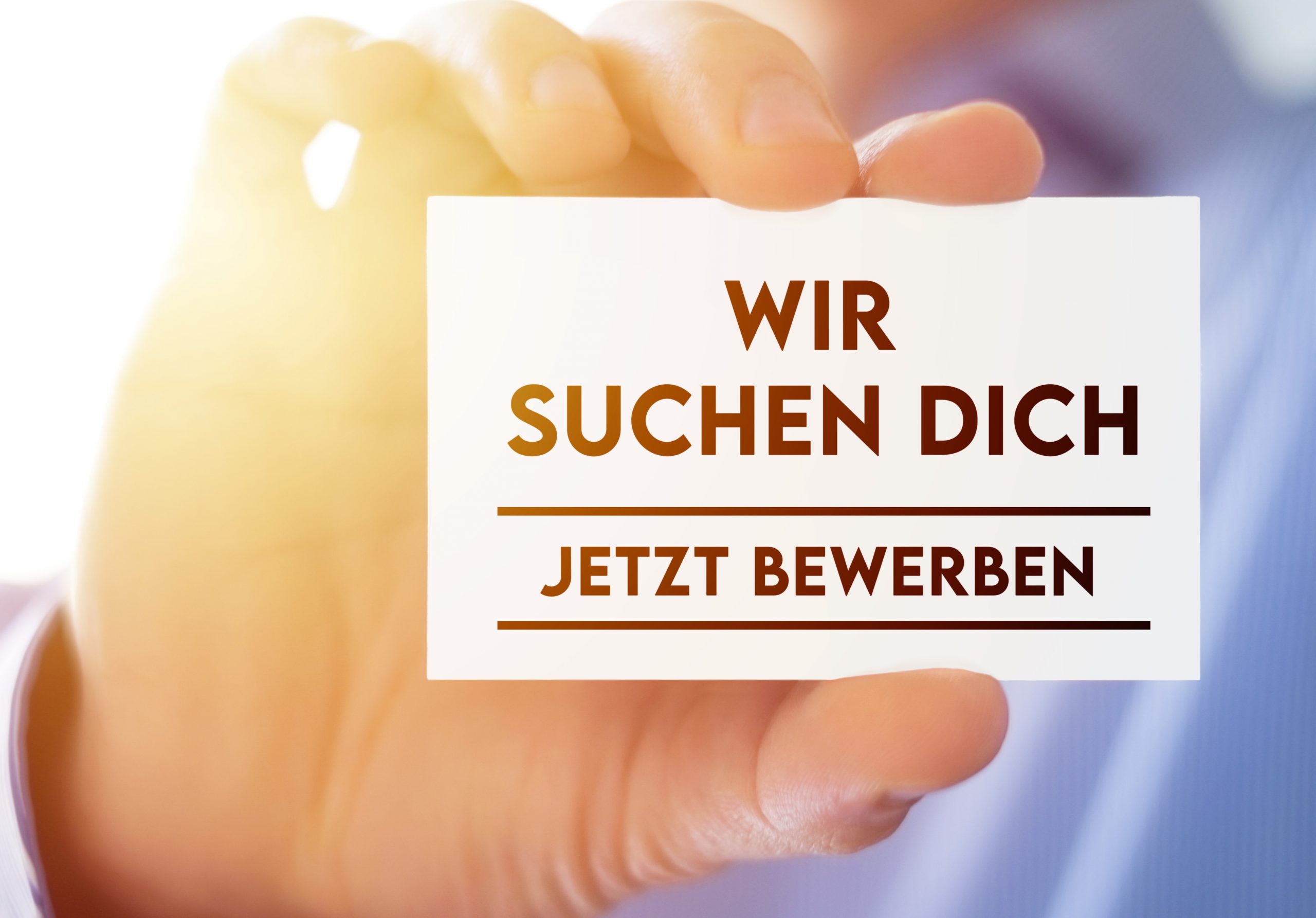 Monteur Elektrotechnik bei der Arbeit